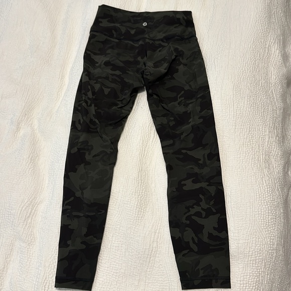 Lululemon camo 25” size 6 (old wunder under) - Picture 2 of 2